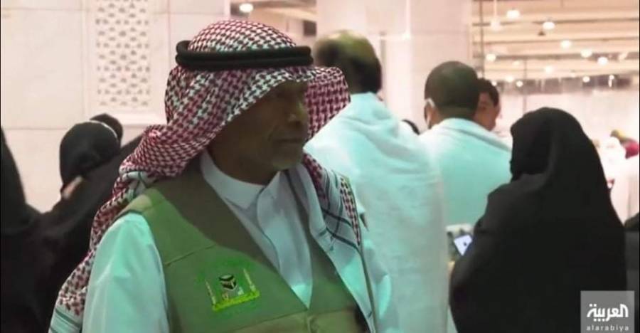 قضى محمد عبده 50 ألف ساعة عمل مراقباً لأبواب الحرم المكي خلال 23 عاماً متنقلاً بين 200 باب داخل المسجد الحرام
