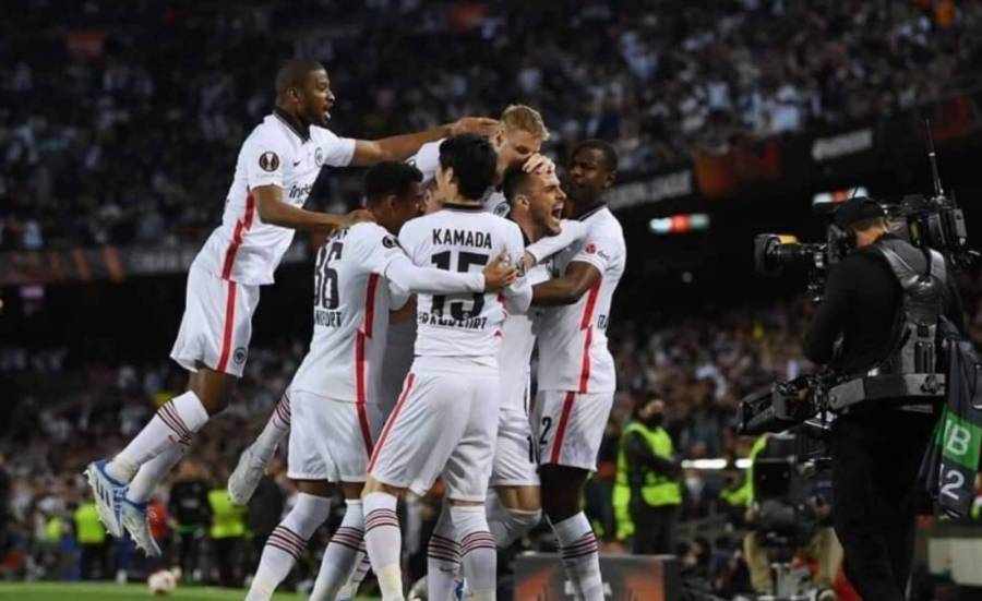 عاجل ...فرانكفورت يفجر مفاجأة من العيار الثقيل بفوزه على برشلونة