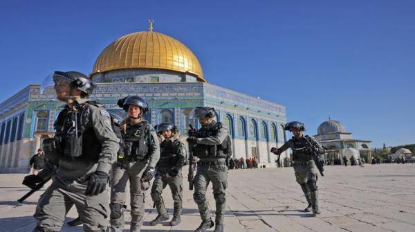 اشتية: اقتحام الأقصى والاعتداء على المصلين نذير خطير واستفزاز للمشاعر