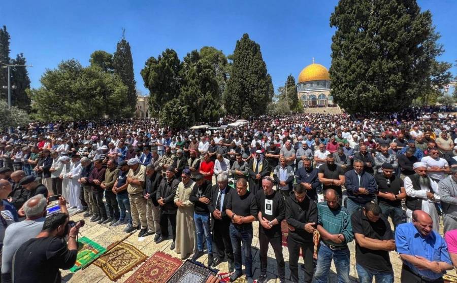 50 ألفا يؤمّون الأقصى رغم اعتداءات الاحتلال