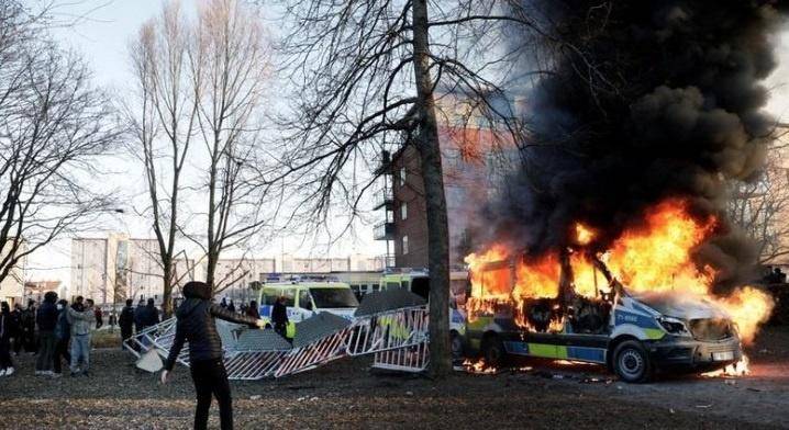 صدامات بين الشرطة السويدية ومتظاهرين ضد خطة لـ إحراق مصحف