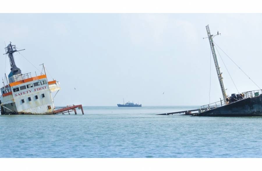 غرق سفينة محملة بحوالي 750 طنا من الوقود قبالة سواحل تونس