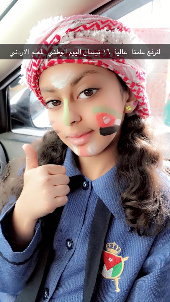 شاهد بالصورة... الطالبة غزل الدعجة من مدرسة باب الواد الأساسية بفقرة اليوم الوطني للعلم الأردني