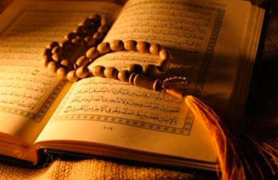 هل يجب لبس الحجاب للمرأة واستقبال القبلة عند قراءة القرآن؟