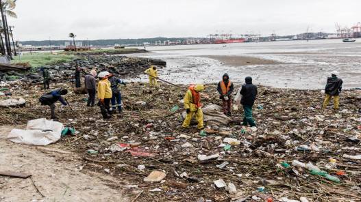 منقذون يبحثون عن ناجين من فيضانات أودت بحياة نحو 400 في جنوب إفريقيا