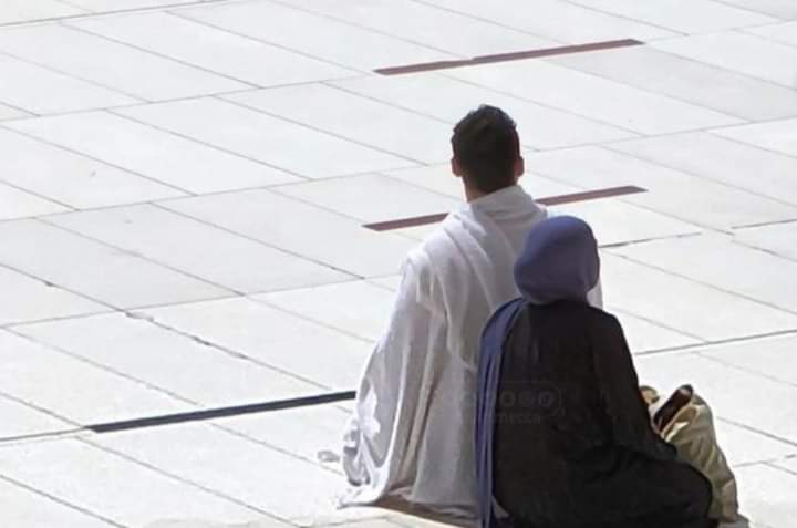 الكشف عن  صاحبة الصورة في المسجد الحرام التي اجتاحت مواقع التواصل؟