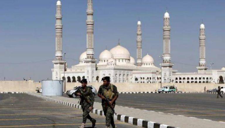 حوثي يقطع رأس مسن في مسجد