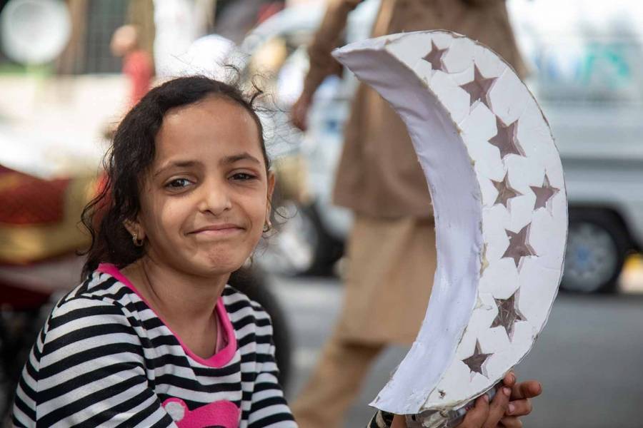 طفلة الفوانيس في اليمن تشعل مواقع التواصل الاجتماعي