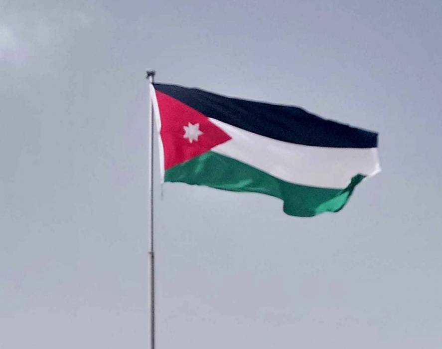 رفع العلم الأردني على أعلى سارية في مدارس لواء البادية الشمالية الغربية