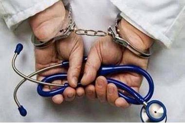 أجرى عمليات جراحية مقابل مبالغ مالية... توقيف منتحل صفة طبيب في مصر