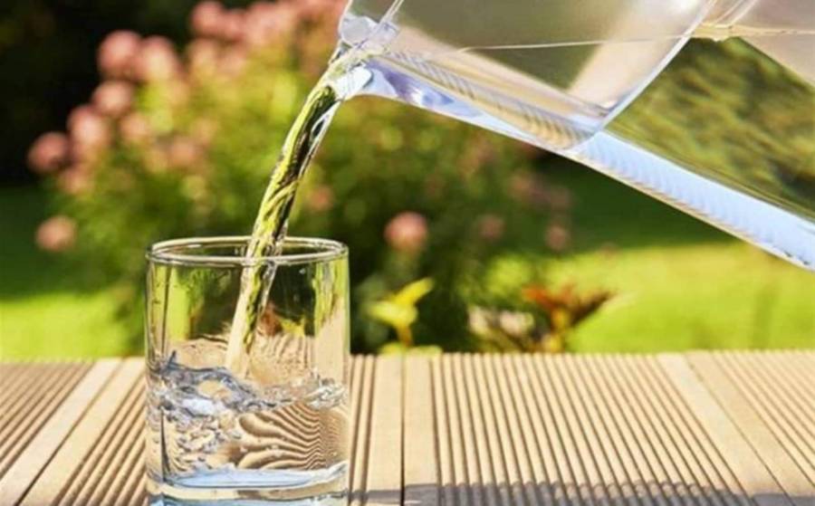 ماذا يحدث لجسمك عندما تشرب الماء على الإفطار؟