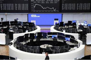 الأسهم الأوروبية تتراجع مع تأهب المستثمرين لرفع في سعر الفائدة