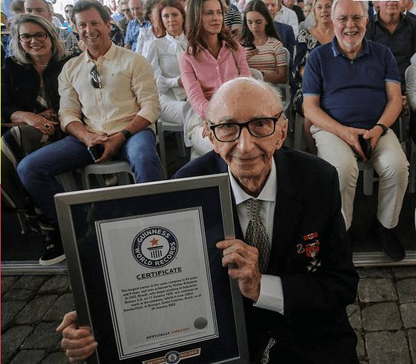 مسن عمره 100 عام يدخل غينيس لعمله في شركة واحدة 84 سنة