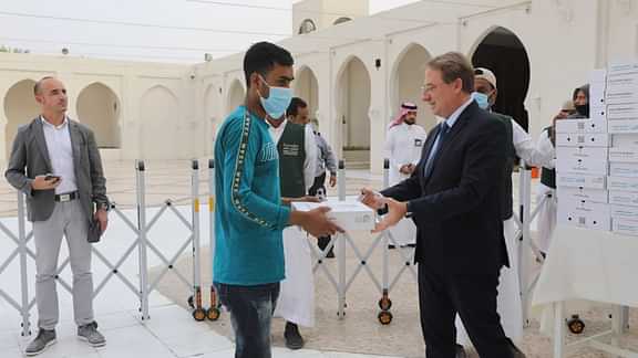 السفير الفرنسي يشارك في توزيع وجبات الإفطار بجامع الملك خالد.. ويفطر مع الصائمين...صور