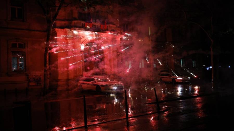 شرطة باريس تستخدم الغاز المسيل للدموع ضد محتجين على فوز ماكرون