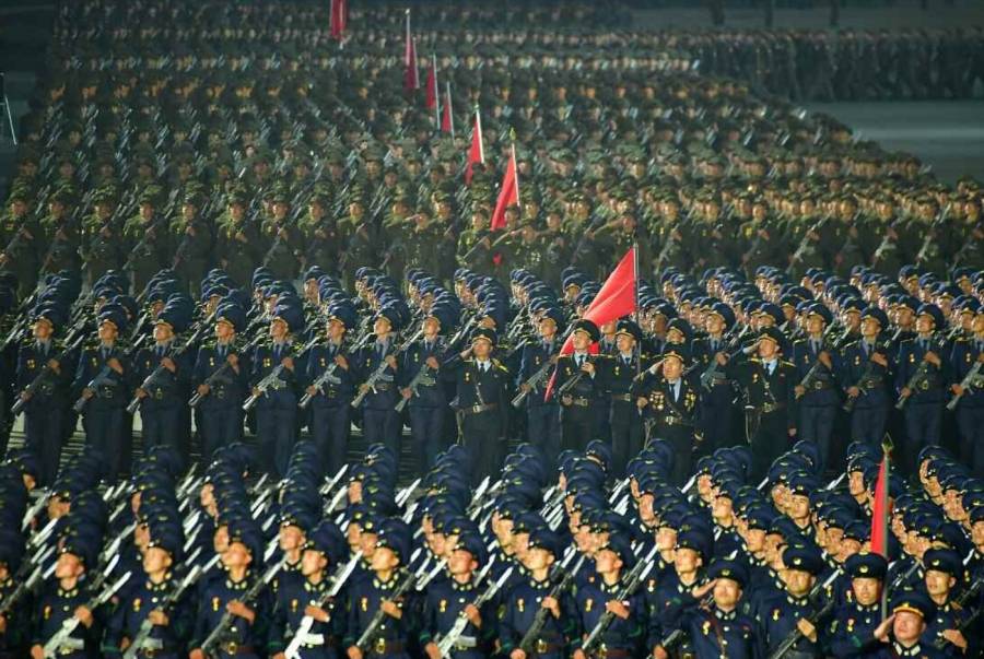 كوريا الشمالية تنظم عرضاً عسكرياً ليلياً