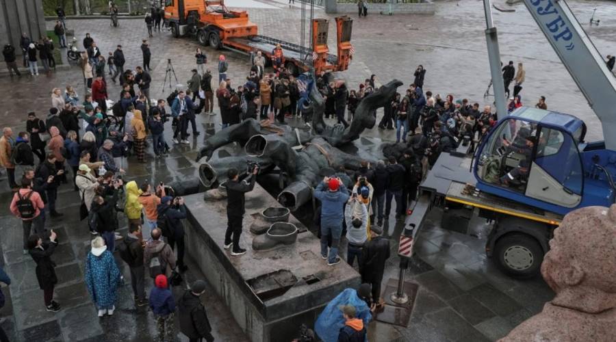 بالصور كييف تسقط تمثال الصداقة الروسية الأوكرانية