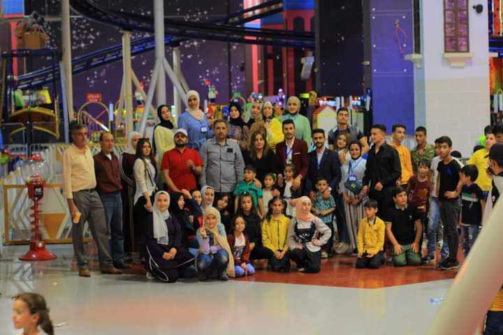 وفد من طلبة مبادرة حملة جدارا الخير يقوم بتقديم وجبات افطار لأطفال مركز أيتام الكورة في سيتي سنتر_صور