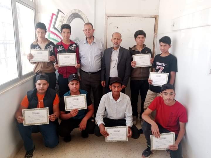 الدكتور علي المزاودة يكرم الطلبة الفائزين بمسابقة حفظ سور من القران الكريم