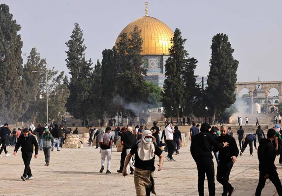 إصابات بالاختناق خلال قمع الاحتلال للمصلين بالأقصى