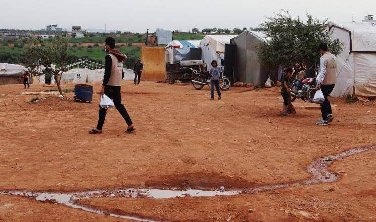 التكافل الاجتماعي في سوريا.. تقليد يرافق المخيمات ويمنحها الأمان