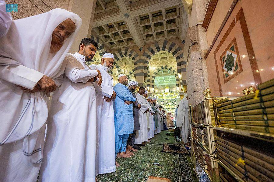 المصلون يشهدون ختم القرآن الكريم بالمسجد النبوي