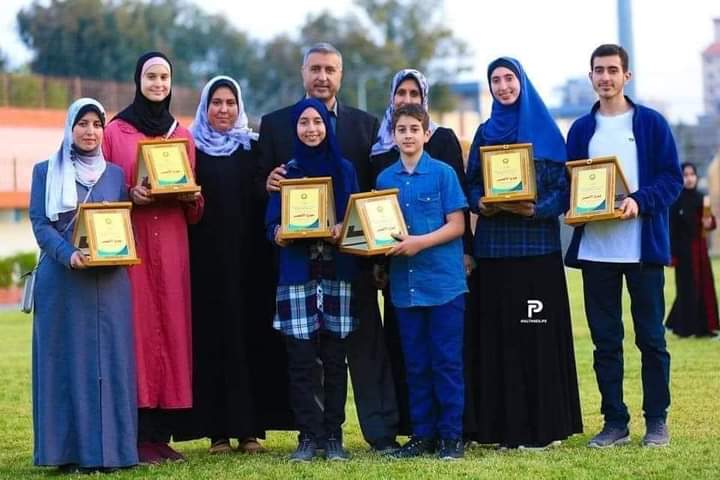 أسرة كاملة في غزة تتم حفظ القرآن الكريم كاملا