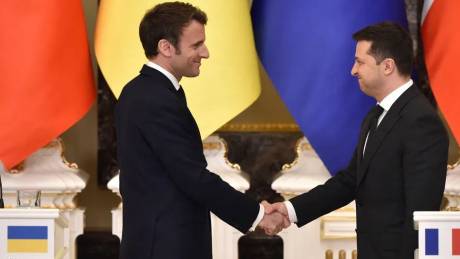 ماكرون لزيلينسكي: سنواصل تعزيز الدعم لأوكرانيا..