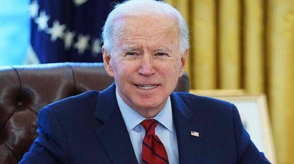 بايدن يسخر من تراجع شعبيته