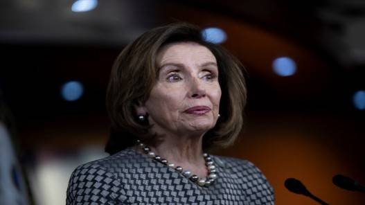 نانسي بيلوسي تلتقي زيلينسكي في زيارة غير معلنة لكييف