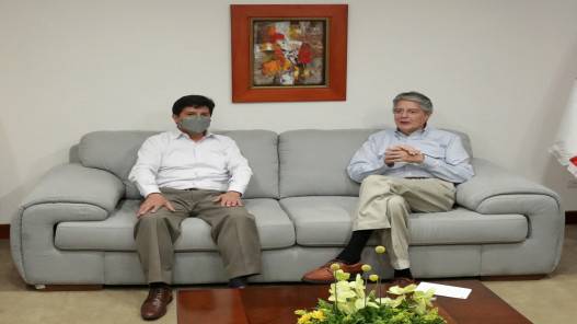 رئيس البيرو يعود على وجه السرعة من الإكوادور لتجنب إجراء عزل