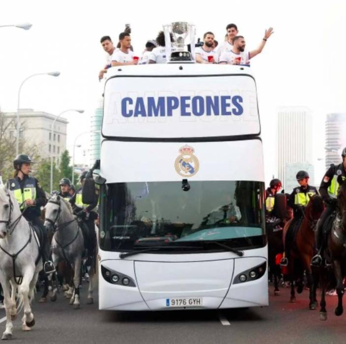 مودريتش الكرواتي يقود حافلة ريال مدريد خلال احتفالية «الليغا»