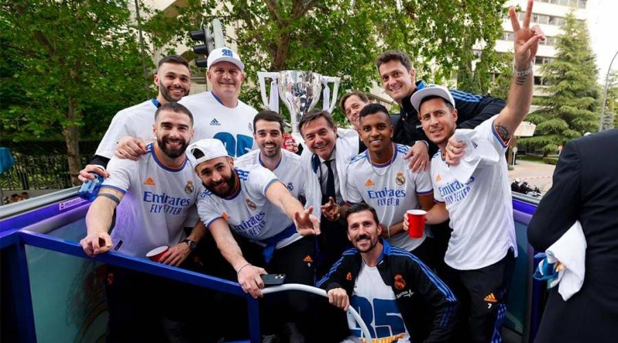 رقص جنوني واحتفالات بالكراسي للاعبي ريال مدريد فرحاً بالدوري الإسباني (فيديو)