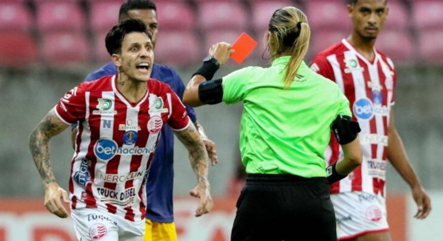 لاعب برازيلي يحاول الاعتداء على حكمة بعد طرده (فيديو)