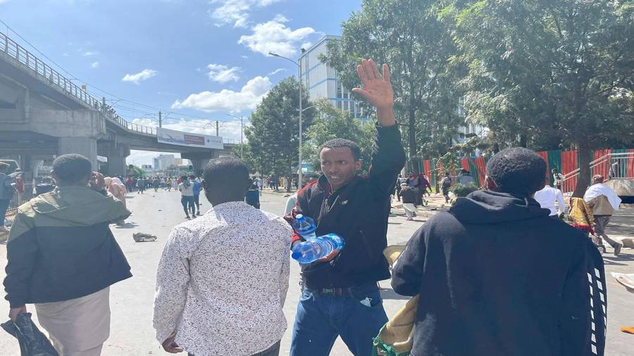 قنبلة طائشة خلال صلاة العيد تشعل صدامات بين الشرطة ومصلين في أديس أبابا