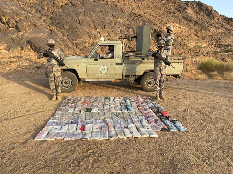 القوات السعودية تحبط تهريب كميات ضخمة من المخدرات  على الحدود ...صور