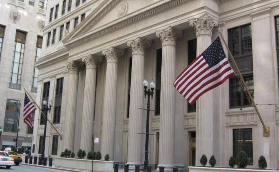 البنك المركزي الأميركي يرفع سعر الفائدة 0.5