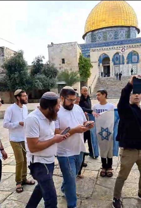 مستوطنون يرفعون العلم الإسرائيلي في ساحات الاقصى