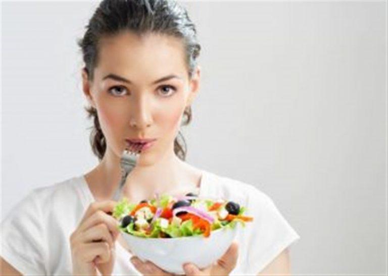 طبيب يكشف مخاطر تناول الطعام أثناء الوقوف