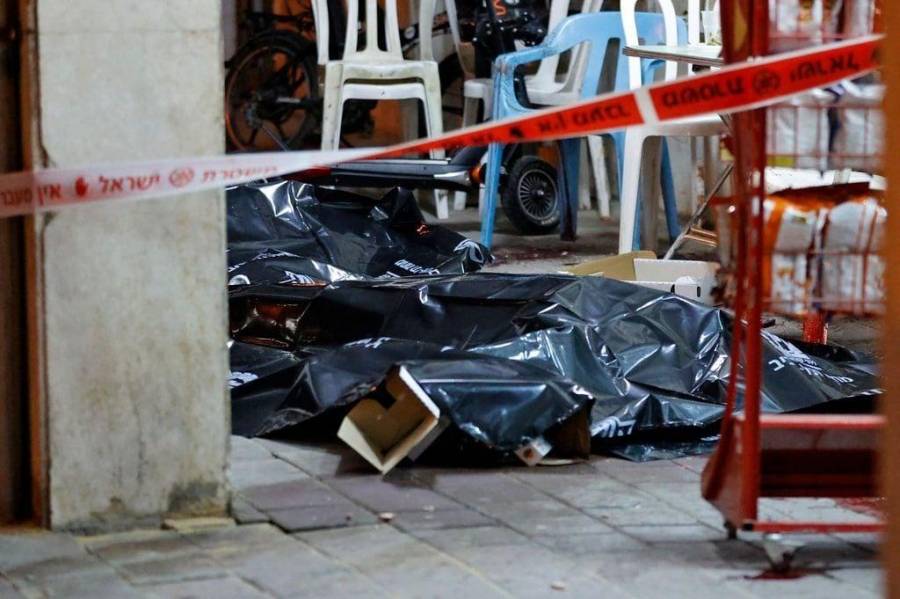 4 قتلى إسرائيليين بعملية طعن قرب تل أبيب