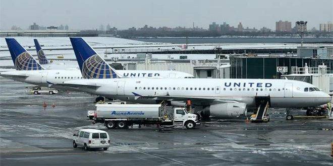 اعتقال راكب طائرة فتح بابها قبل توقفها على المدرج في شيكاغو