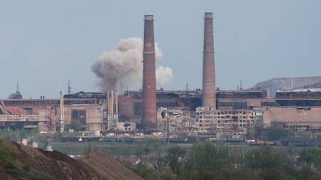 أوكرانيا تعلن إجلاء جميع النساء والأطفال والمسنين من مصنع آزوفستال في ماريوبول