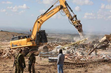 الاحتلال يجرف اراضي ويهدم مساكن ويعتقل عشرات الفلسطينيين