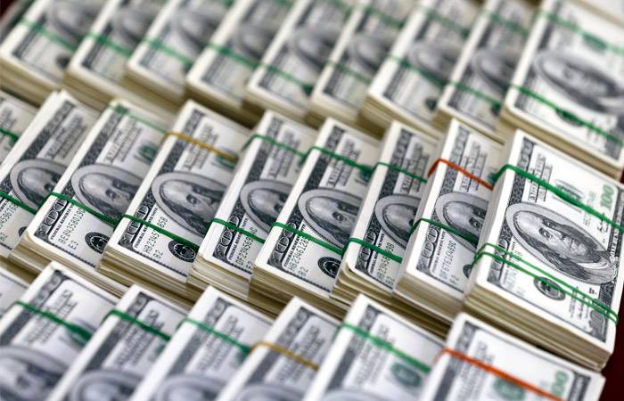 الدولار يصعد لأعلى مستوياته في 20 عاماً