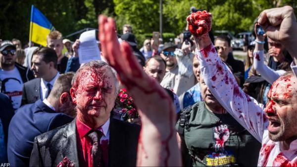 قذف سفير روسي بطلاء أحمر .. والشرطة تنقذه