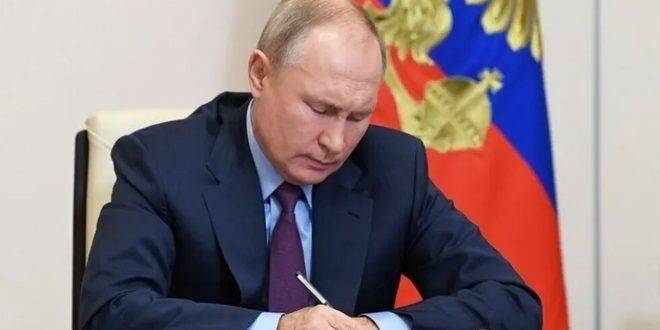 بوتين يقلد 18 عسكرياً أوسمة الدولة تقديراً لبسالتهم في أوكرانيا