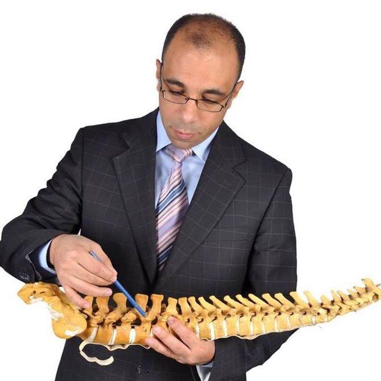 جراح مصري مغامر يصلح اعوجاجا بالعمود الفقري