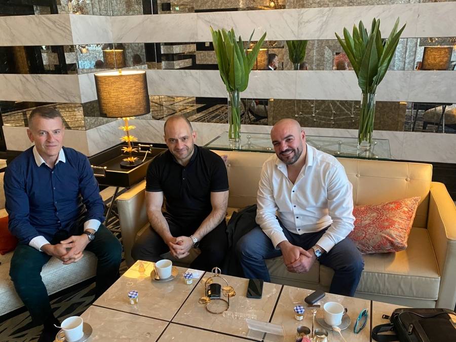 صناعة عمان تبحث تعزيز العلاقات الاقتصادية مع سنغافورة