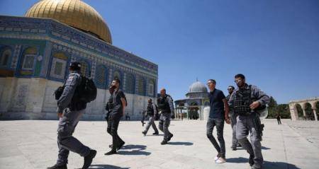 مستوطنون يقتحمون الاقصى بحراسة شرطة الاحتلال
