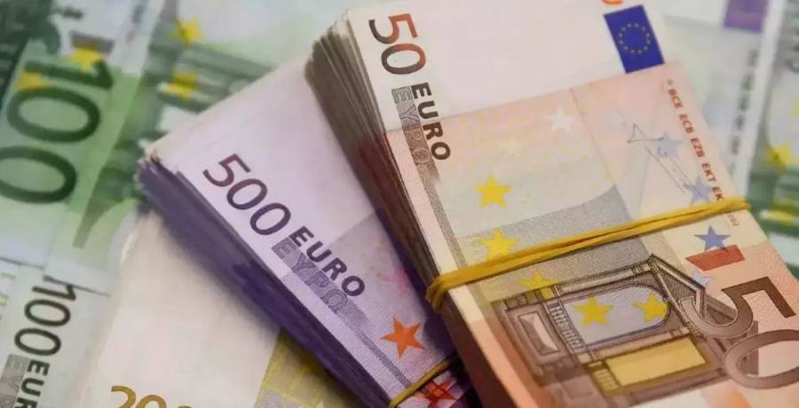 اليورو يتراجع إلى أدنى مستوى منذ 5 سنوات مقابل الدولار